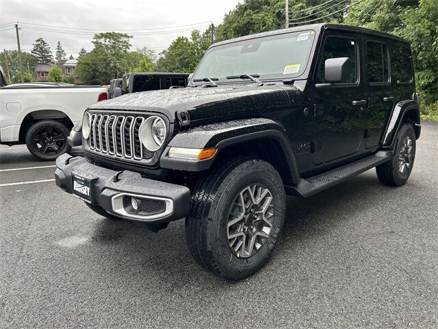 2025 Jeep Wrangler Sahara photo 4