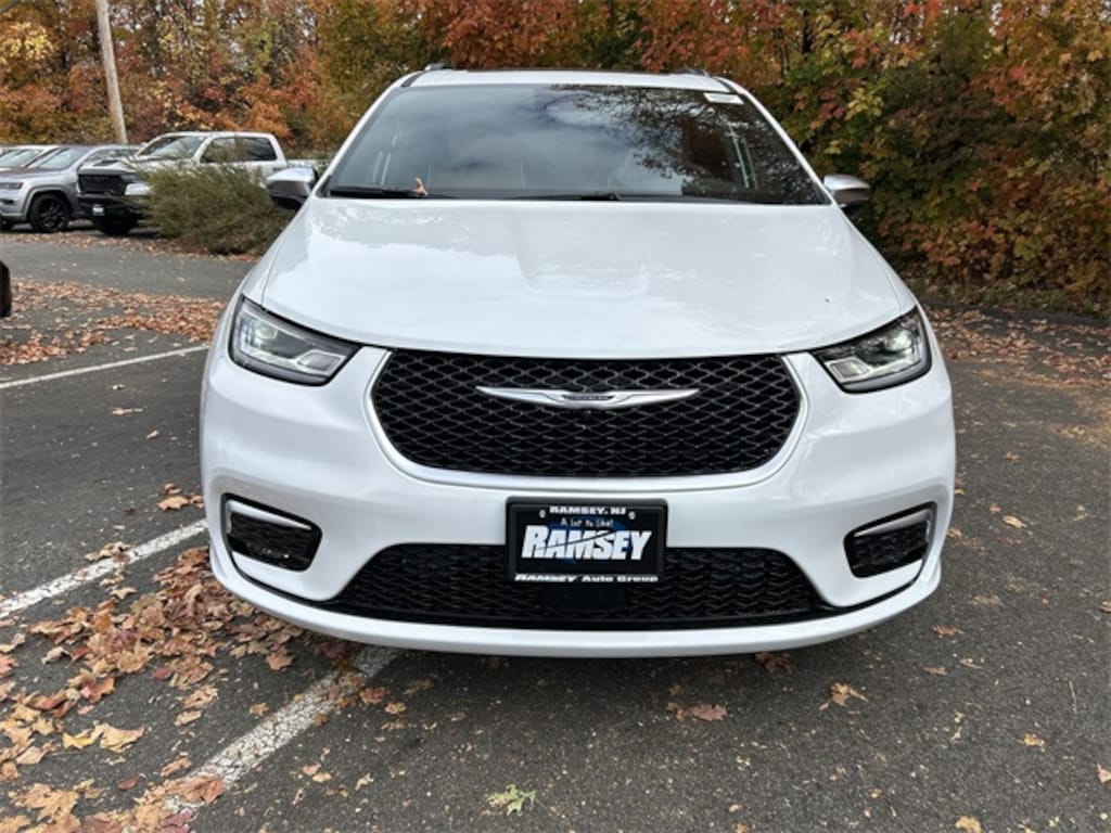 New 2026 Chrysler Pacifica PINNACLE AWD Passenger Van