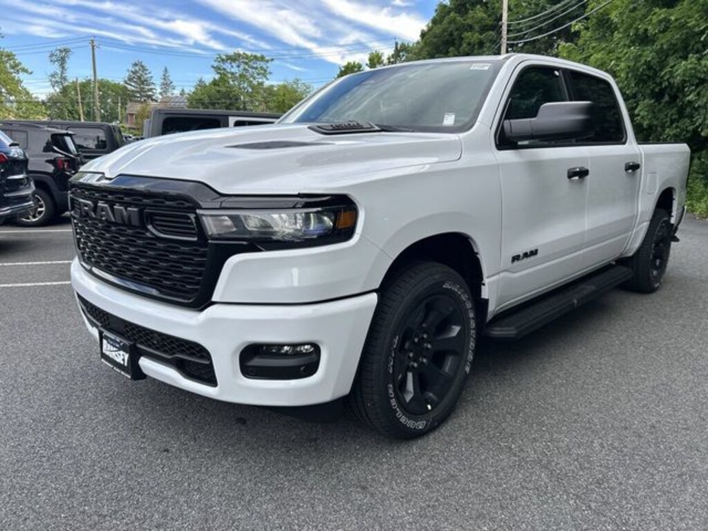 New 2026 Ram 1500 EXPRESS CREW CAB 4X4 5'7 BOX Pickup