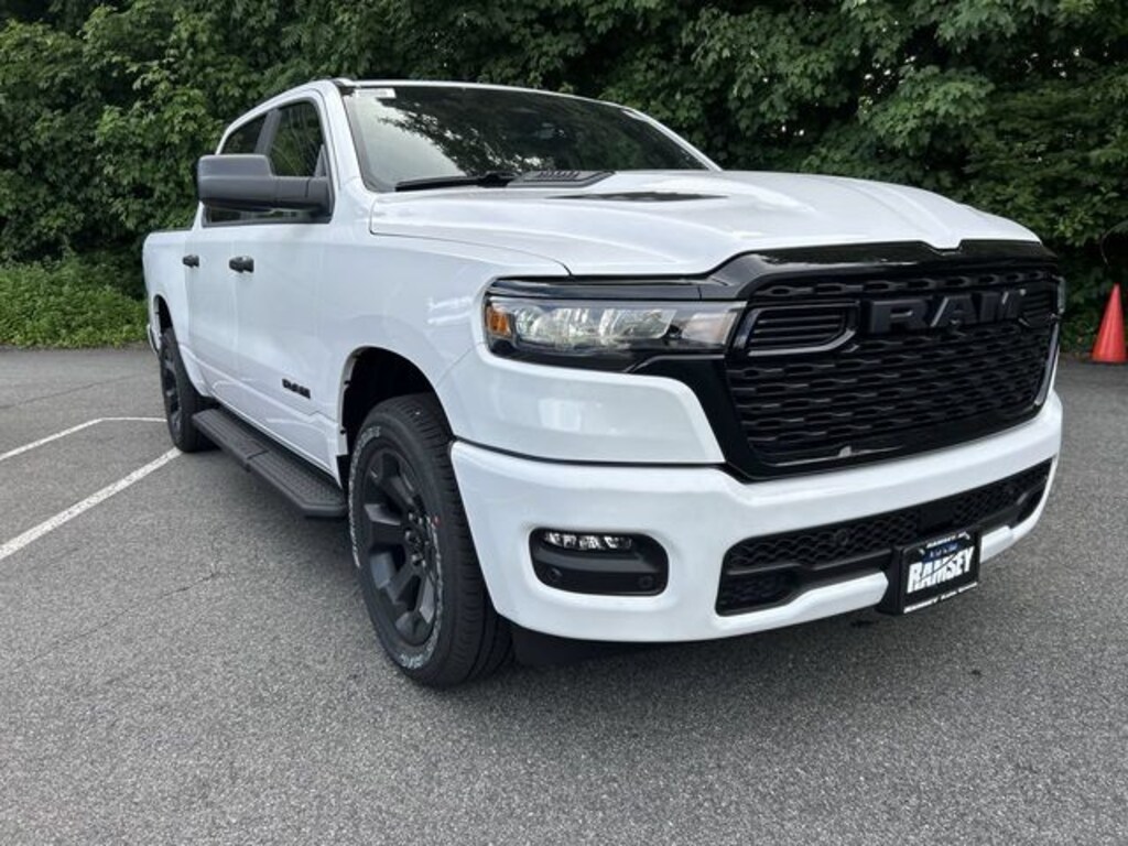 New 2026 Ram 1500 EXPRESS CREW CAB 4X4 5'7 BOX Pickup