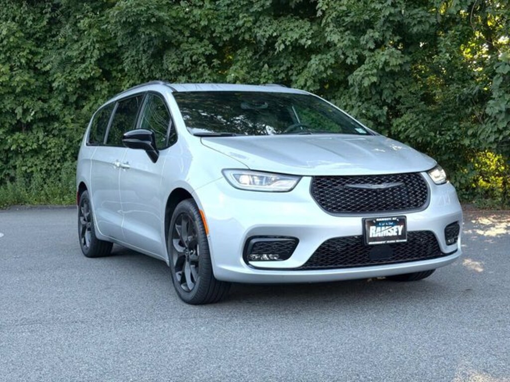 New 2026 Chrysler Pacifica SELECT AWD Passenger Van