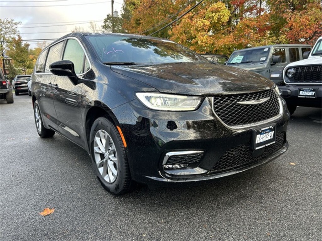 New 2026 Chrysler Pacifica SELECT AWD Passenger Van