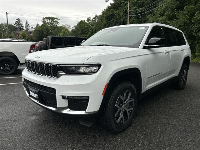 2025 Jeep Grand Cherokee Limited photo 3