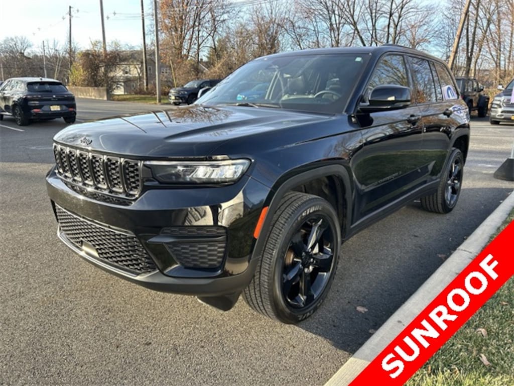 Used 2022 Jeep Grand Cherokee Laredo SUV