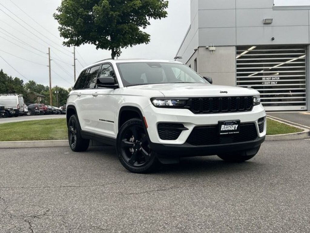 Used 2023 Jeep Grand Cherokee Laredo SUV