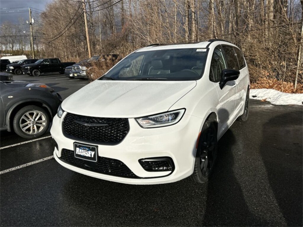New 2026 Chrysler Pacifica LIMITED AWD Passenger Van