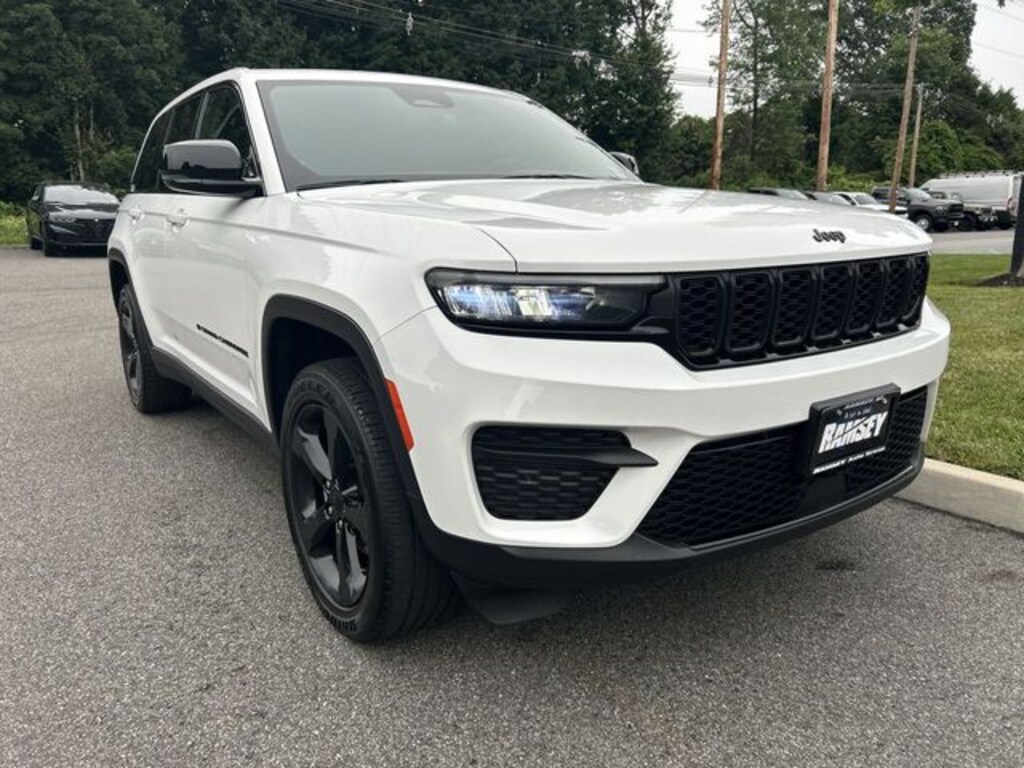 Used 2023 Jeep Grand Cherokee Laredo SUV