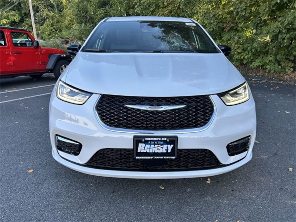 New 2026 Chrysler Pacifica SELECT AWD Passenger Van