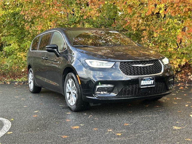 2026 Chrysler Pacifica Select's photo