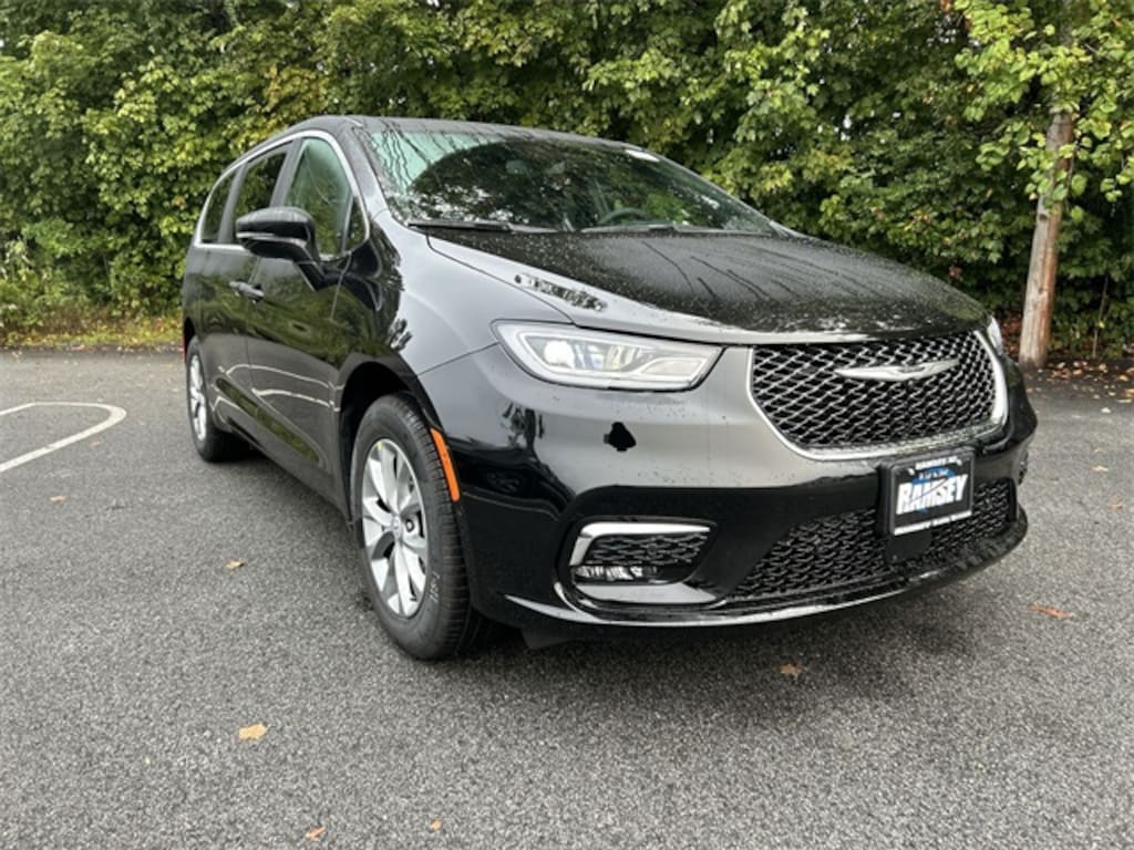 New 2026 Chrysler Pacifica SELECT AWD Passenger Van