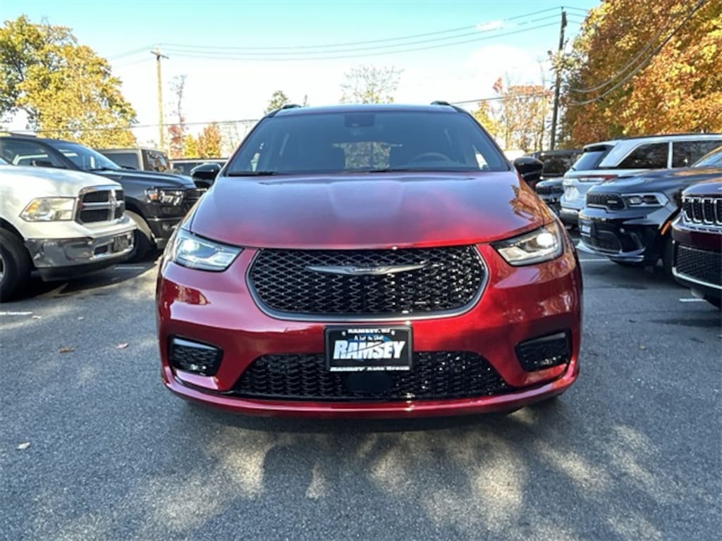 New 2026 Chrysler Pacifica LIMITED AWD Passenger Van
