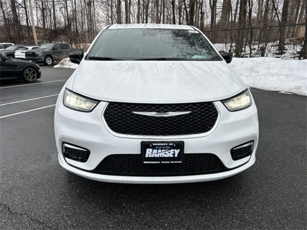 New 2026 Chrysler Pacifica SELECT AWD Passenger Van