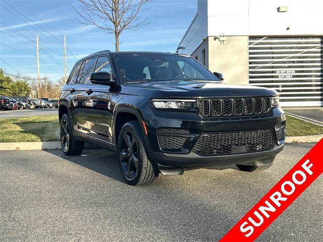 2022 Jeep Grand Cherokee Altitude's photo