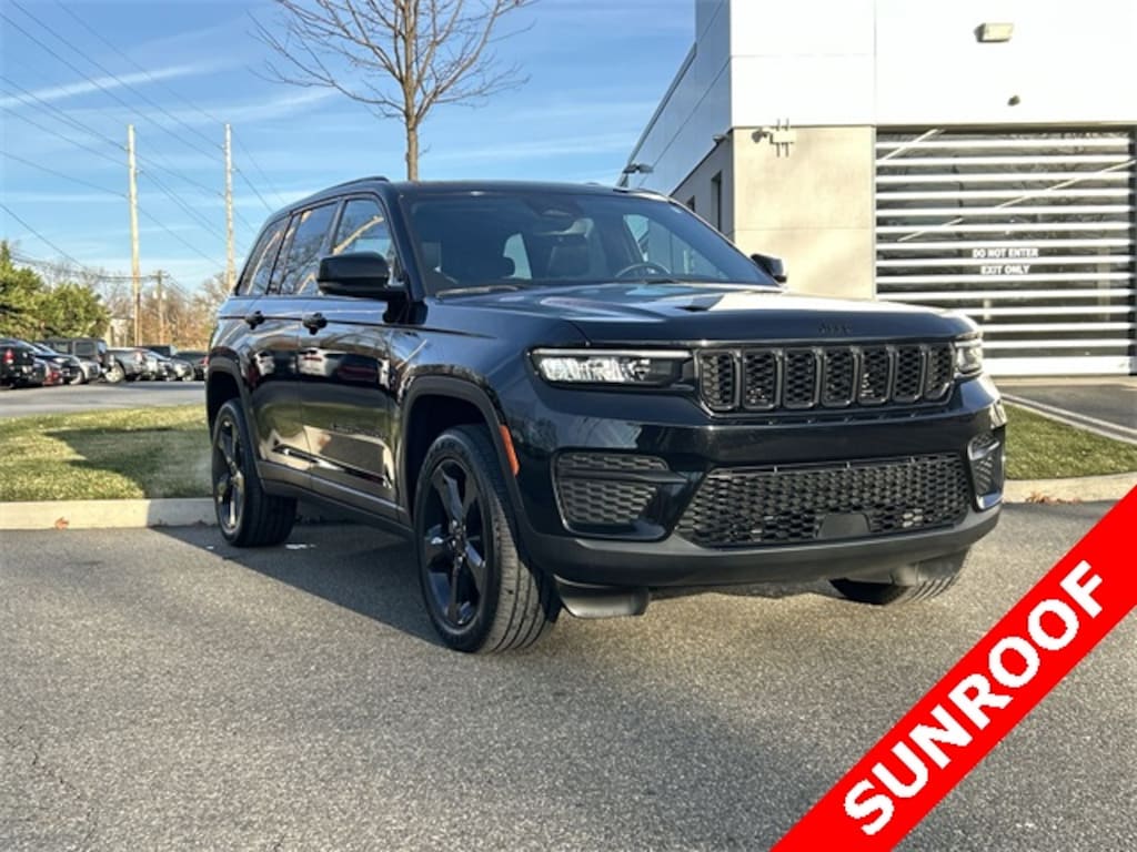 Used 2022 Jeep Grand Cherokee Laredo SUV