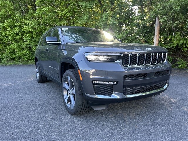 2025 Jeep Grand Cherokee Limited photo 2