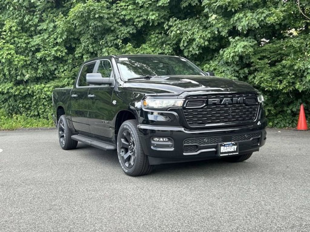 New 2026 Ram 1500 EXPRESS CREW CAB 4X4 5'7 BOX Pickup
