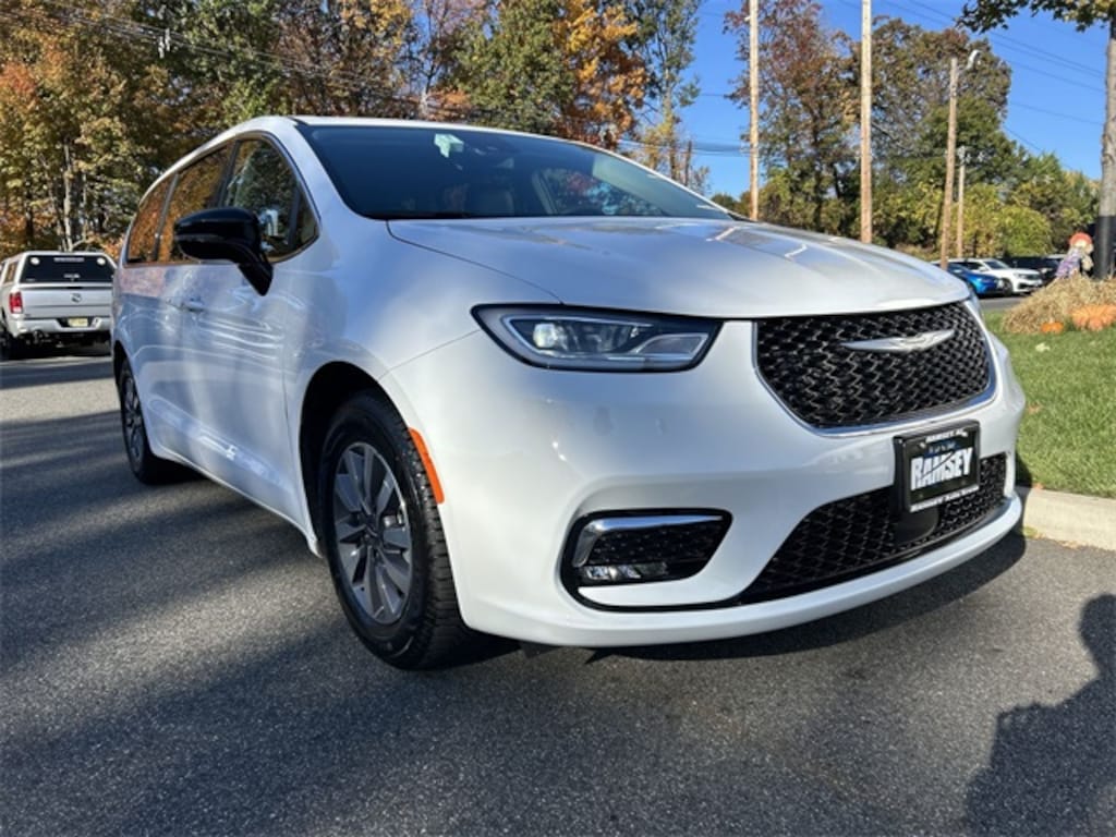 Certified 2024 Chrysler Pacifica Plug-In Hybrid Select Van Passenger Van