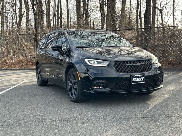 2026 Chrysler Pacifica Select's photo