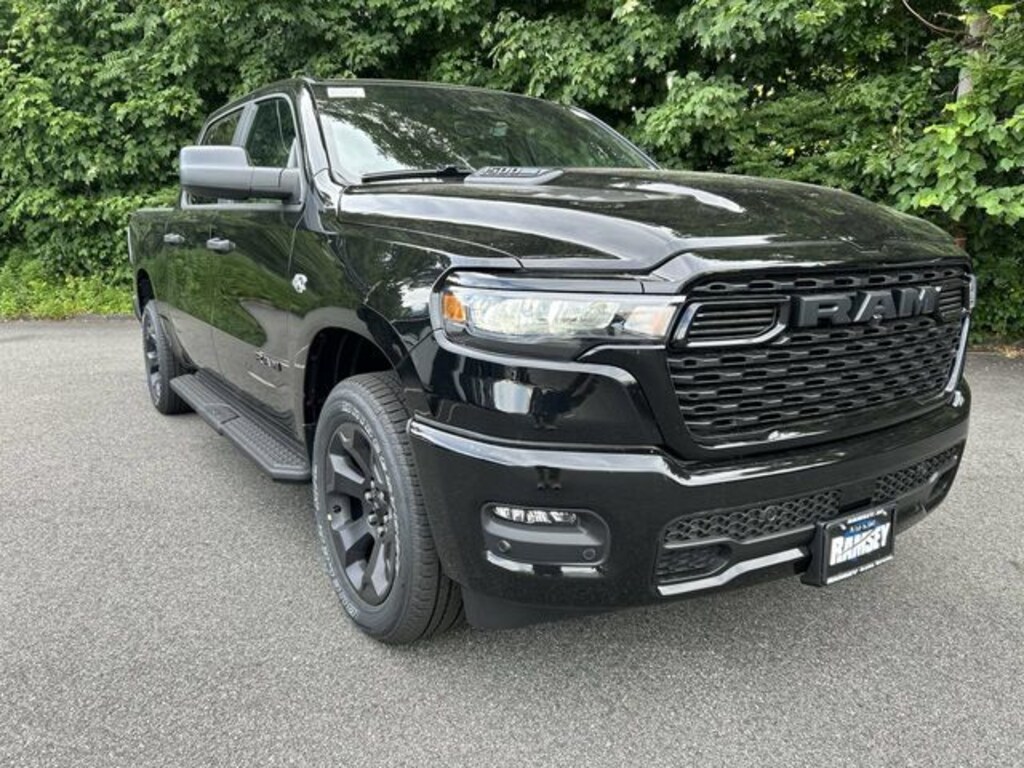 New 2026 Ram 1500 EXPRESS CREW CAB 4X4 5'7 BOX Pickup