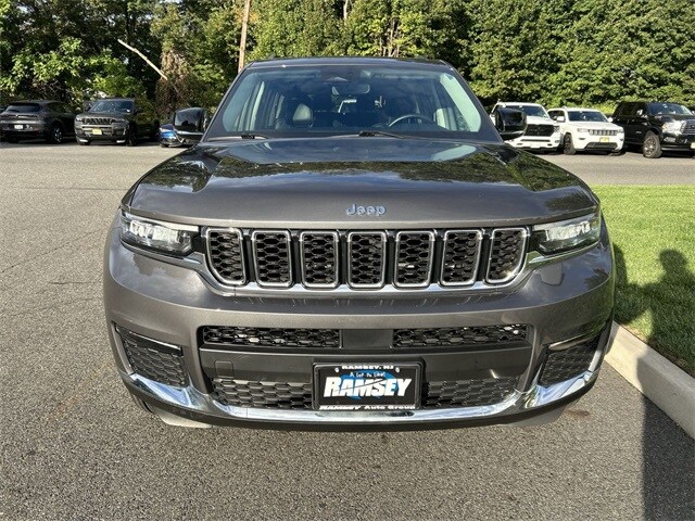 2022 Jeep Grand Cherokee Limited photo 2