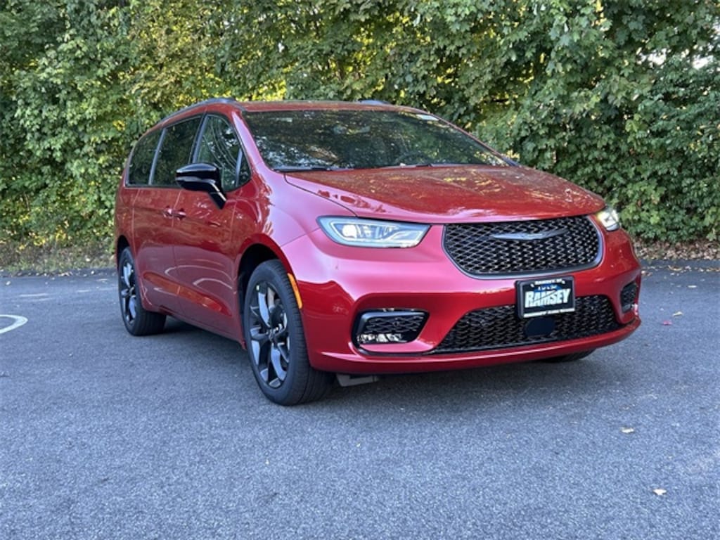 New 2026 Chrysler Pacifica LIMITED AWD Passenger Van