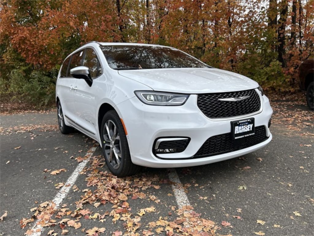 New 2026 Chrysler Pacifica PINNACLE AWD Passenger Van