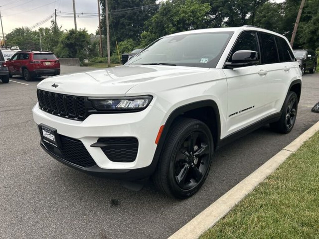 Used 2023 Jeep Grand Cherokee Laredo SUV