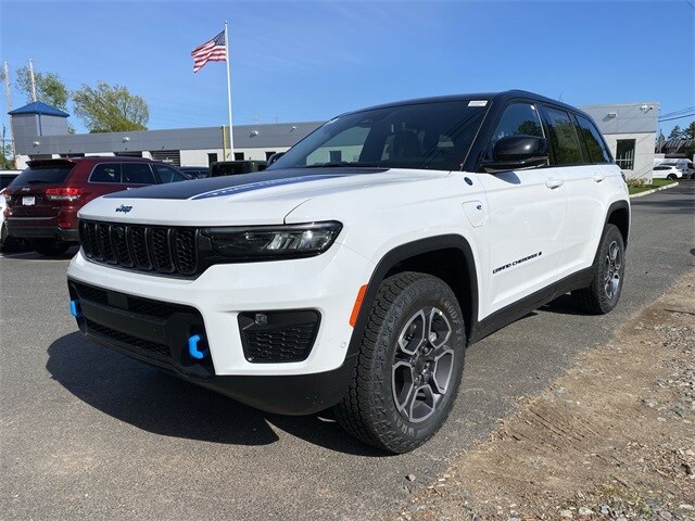 2023 Jeep Cherokee 4xe Trailhawk photo 2