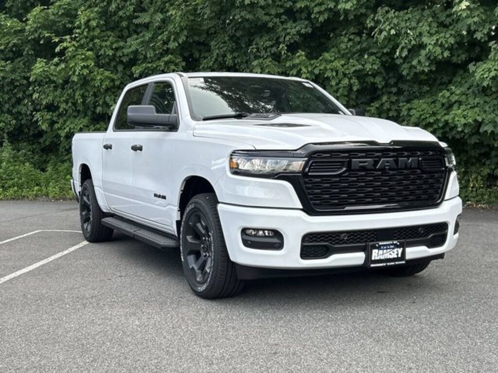 New 2026 Ram 1500 EXPRESS CREW CAB 4X4 5'7 BOX Pickup