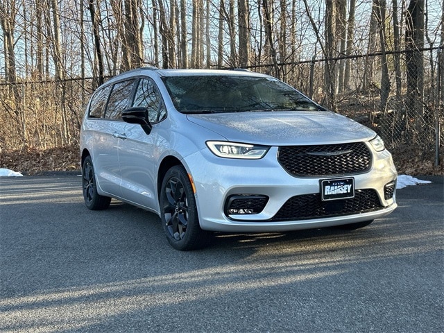 2026 Chrysler Pacifica Select's photo