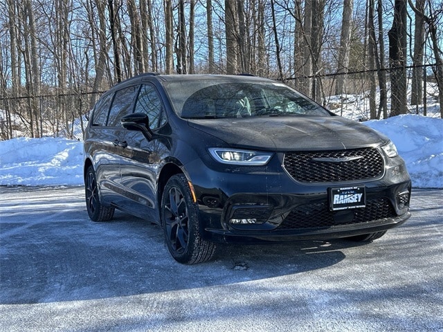 2026 Chrysler Pacifica Select AWD's photo