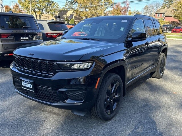 2025 Jeep Grand Cherokee Laredo Altitude photo 4