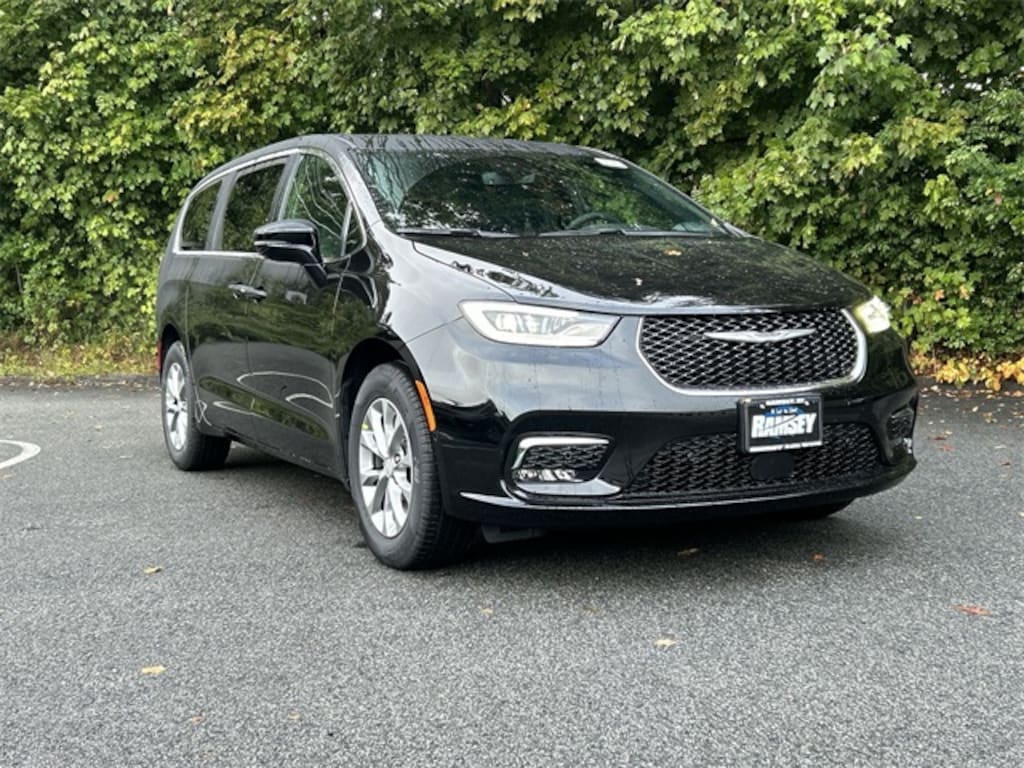 New 2026 Chrysler Pacifica SELECT AWD Passenger Van