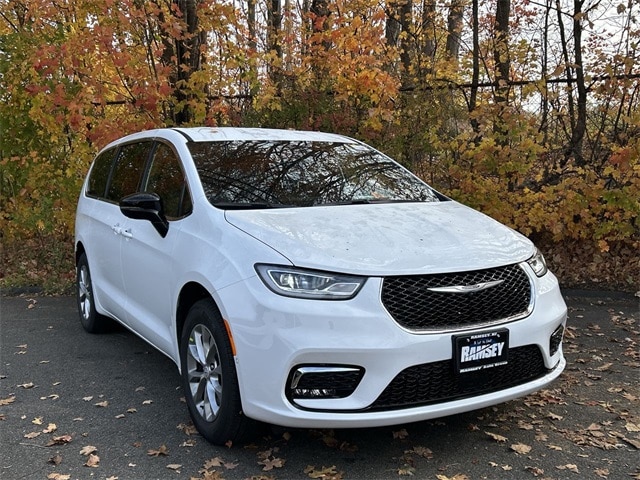 2026 Chrysler Pacifica Select's photo