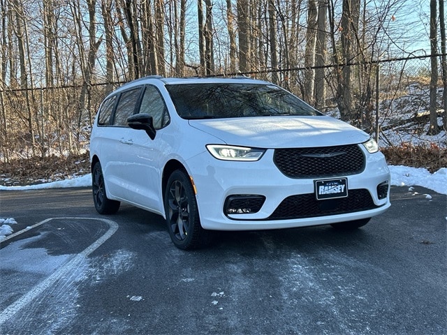 2026 Chrysler Pacifica Limited's photo