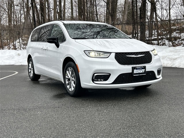 2026 Chrysler Pacifica Select AWD's photo