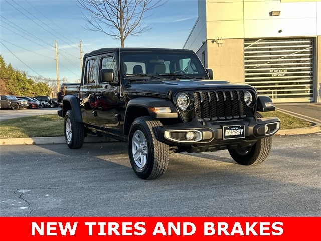 2023 Jeep Gladiator Sport S's photo