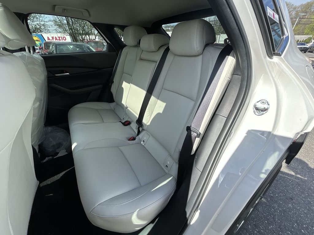 2025 Mazda CX-30 Premium - Photo 13