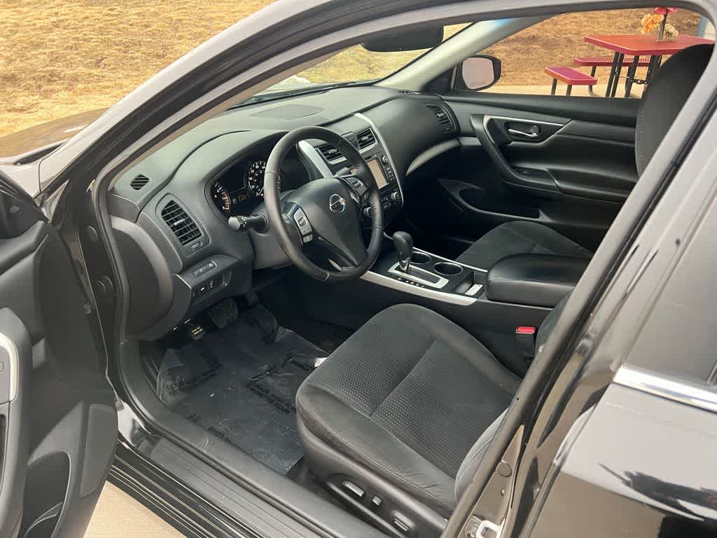 Used 2015 Nissan Altima SV with VIN 1N4AL3AP6FC476453 for sale in Urbandale, IA