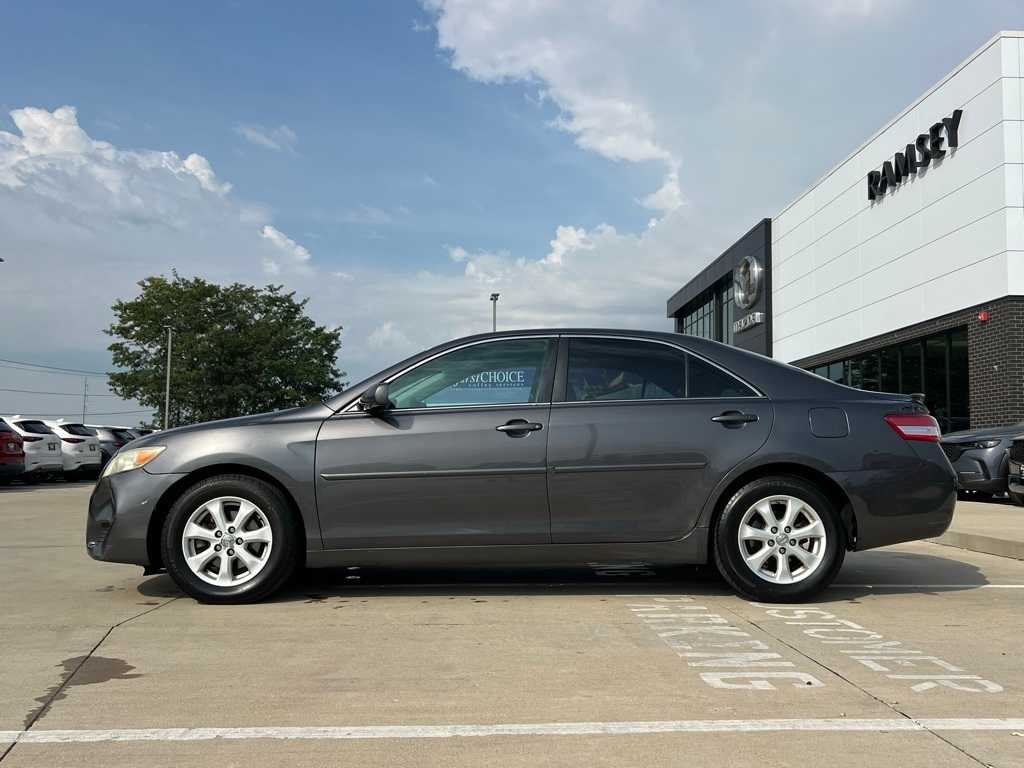 2011 Toyota Camry LE photo 2