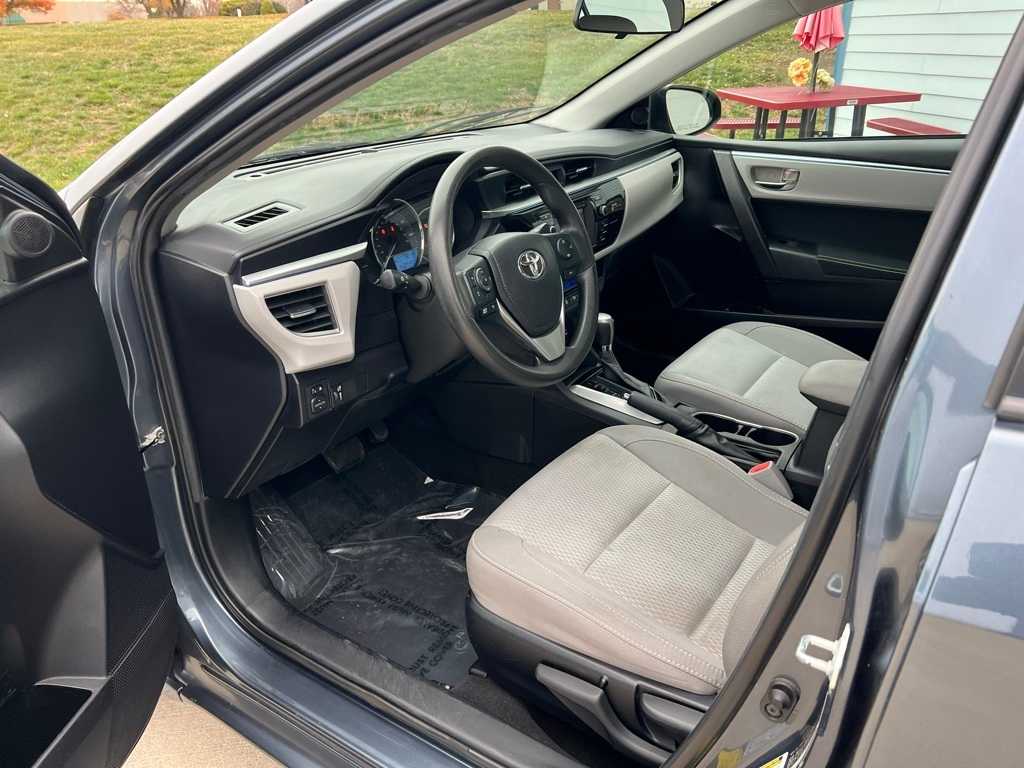 2015 Toyota Corolla LE photo 2