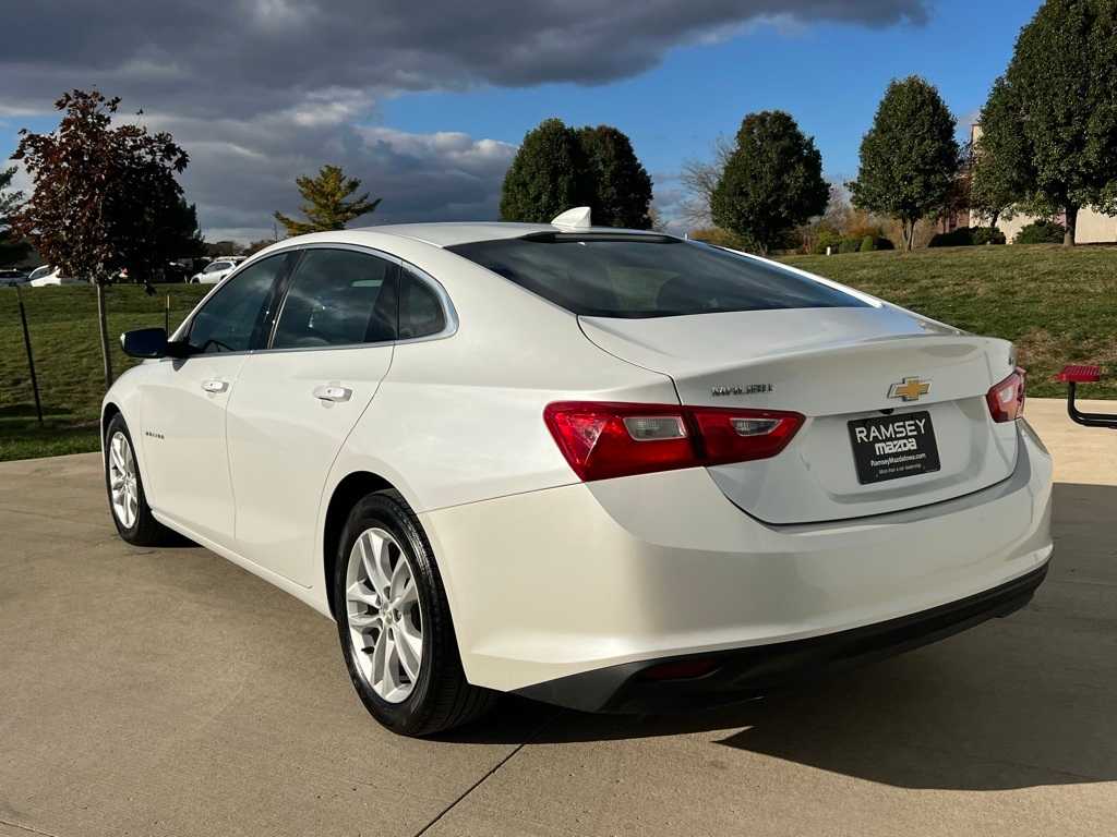 2017 Chevrolet Malibu 1LT photo 2