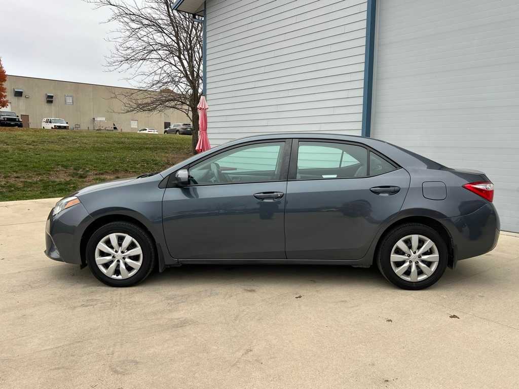 2015 Toyota Corolla LE photo 3
