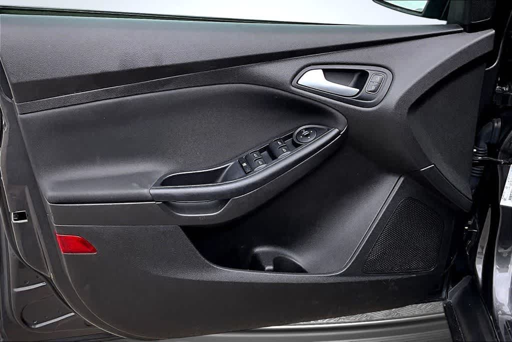 Thumbnail: 2016 Ford Focus - 16