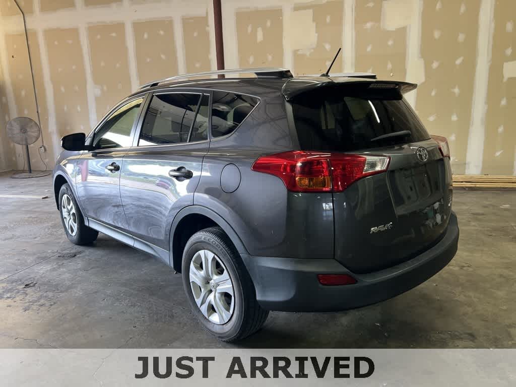 2015 Toyota RAV4 LE photo 2