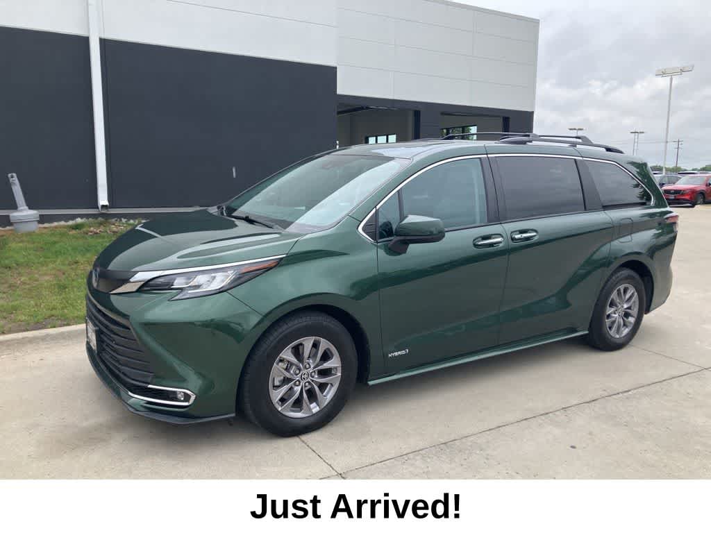 2021 Toyota Sienna XLE 8-Passenger Hybrid FWD's photo