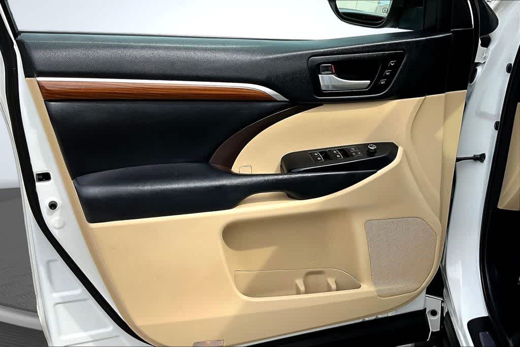 Thumbnail: 2018 Toyota Highlander - 18
