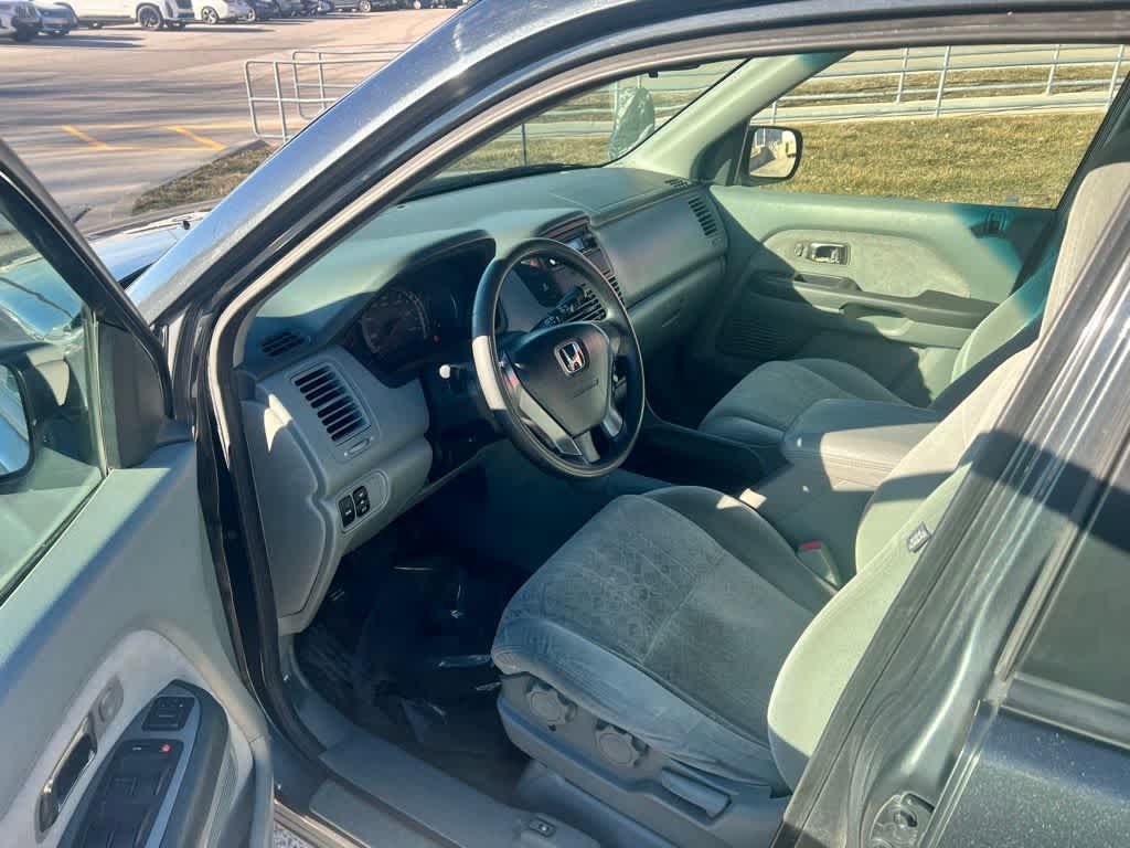 Used 2004 Honda Pilot LX with VIN 2HKYF181X4H571654 for sale in Urbandale, IA