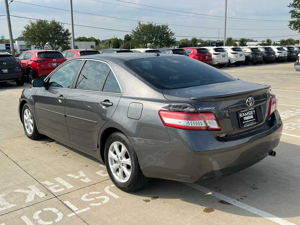2011 Toyota Camry LE photo 3