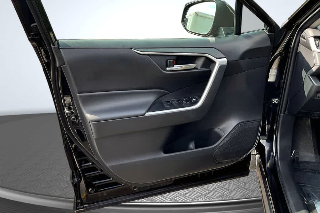 Thumbnail: 2021 Toyota RAV4 - 18